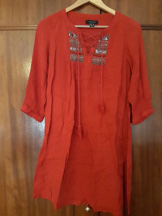 Vestido vermelho com missangas