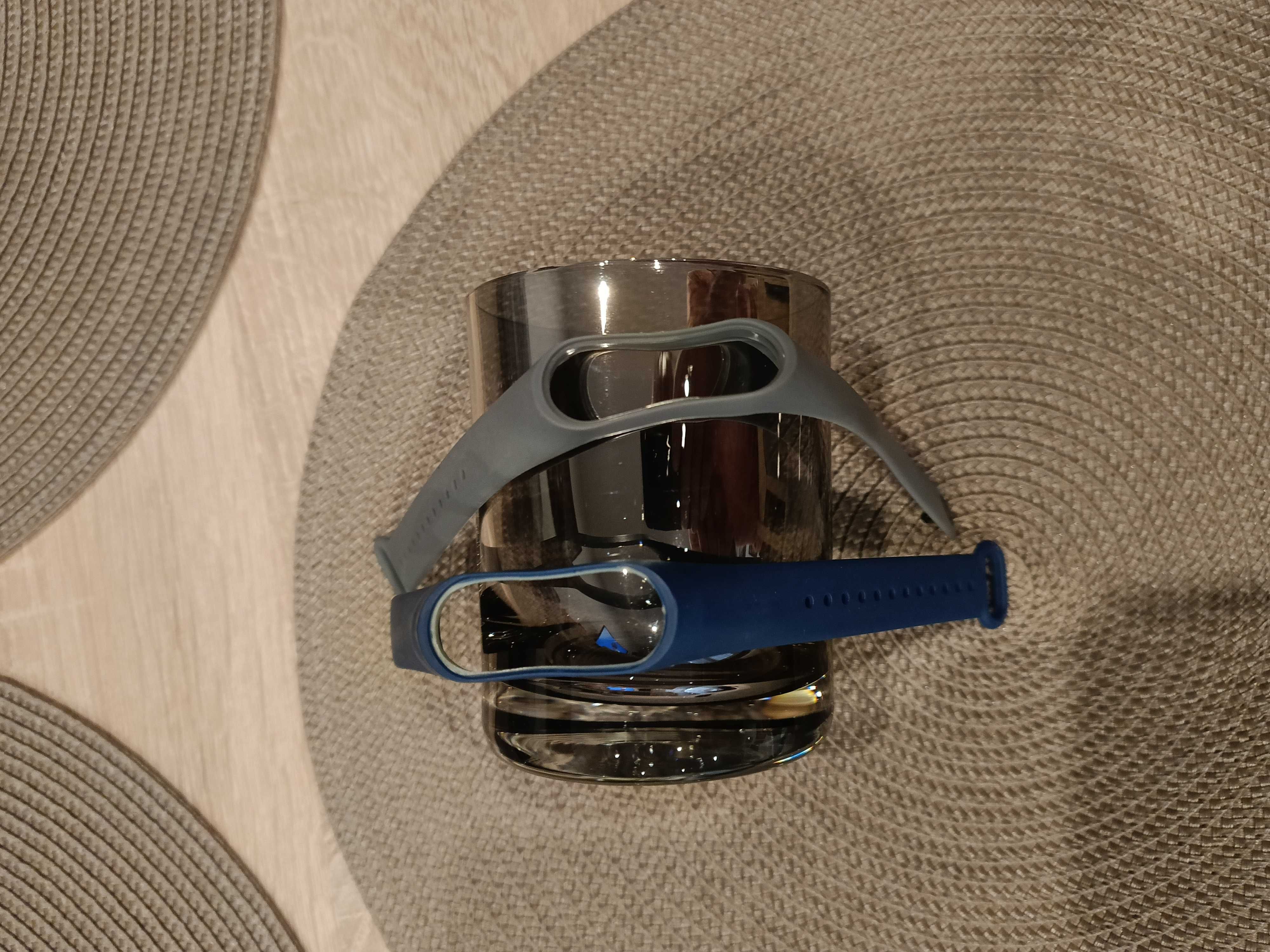 Dwa smartbandy Xiaomi Mi Band 4