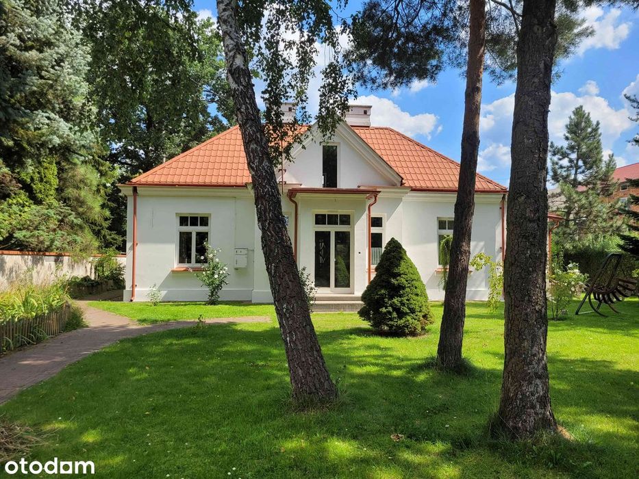 Bezpośrednio zabytkowy Biały Dworek po rewitalizacji