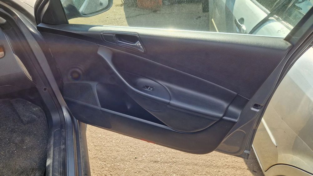 VOLKSWAGEN PASSAT B6  BOCZEK DRZWI PRAWY PRZÓD