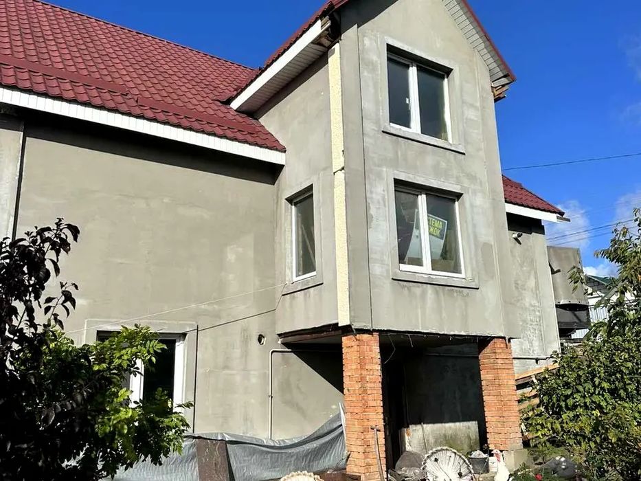 Просторий будинок в центрі села Глеваха.