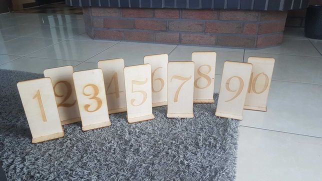 Drewniane numerki na stoliki ślub wesele
