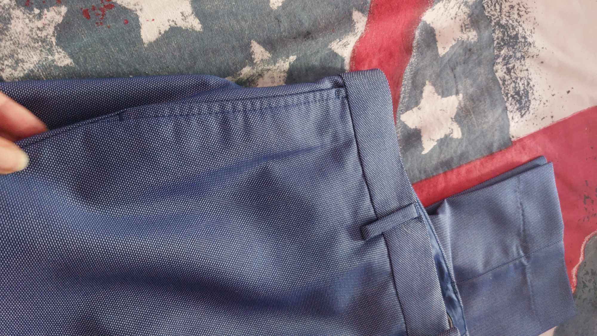 Fato de Homem cor Azul, corte moderno, calça para o justo.