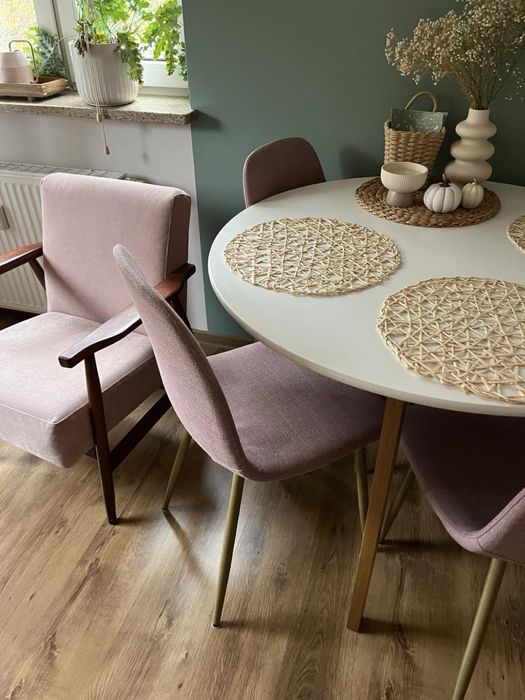 4 krzesła różowe ze złotymi nogami