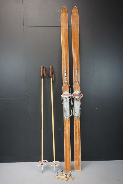 Zabytkowe drewniane narty z kijkami bambusowymi stare