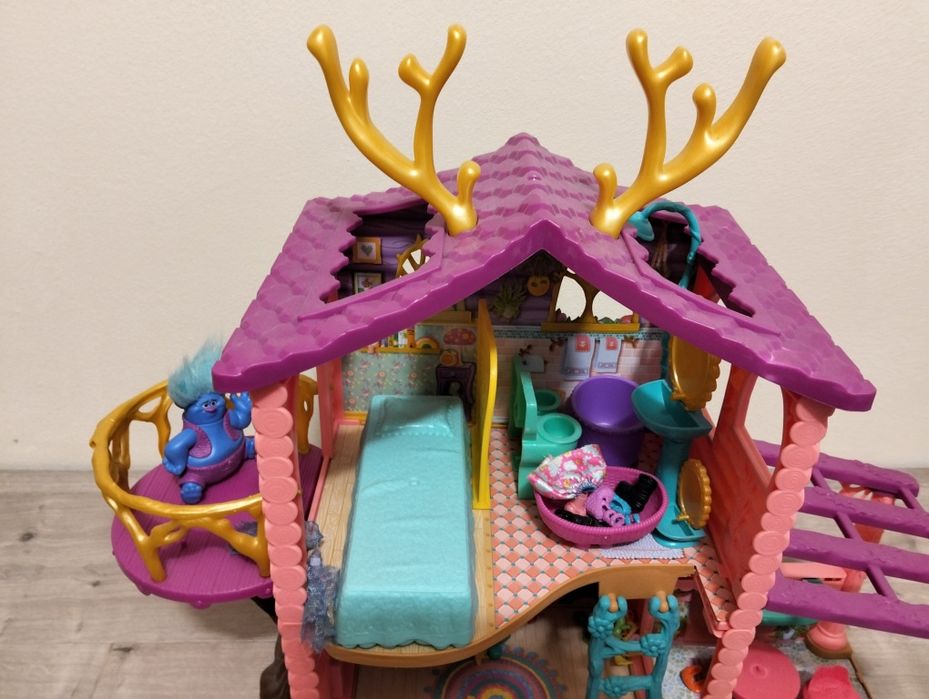 Domek dla lalek z akcesoriami - m.in.  lalki, mebelki