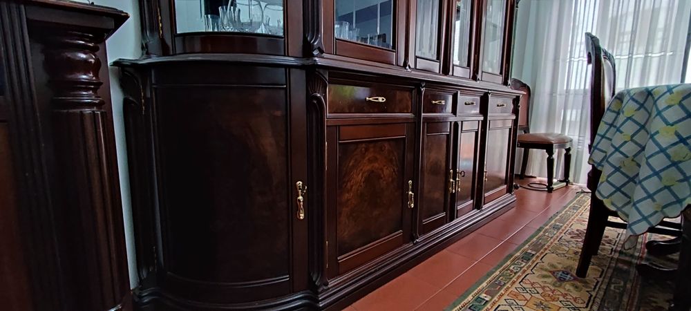 Cristaleira em madeira de cerejeira – como nova