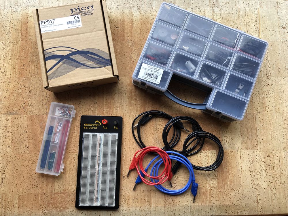 Kit eletrónica com osciloscópio e breadboard