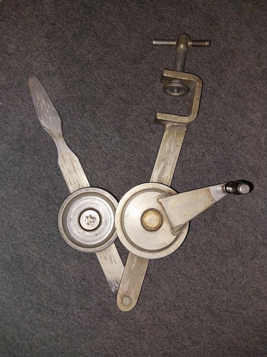 Пристрій для вирівнювання кришок