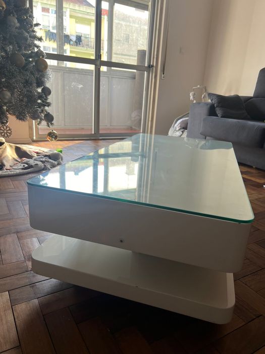 Mesa de centro com uso de 5 meses em bom estado