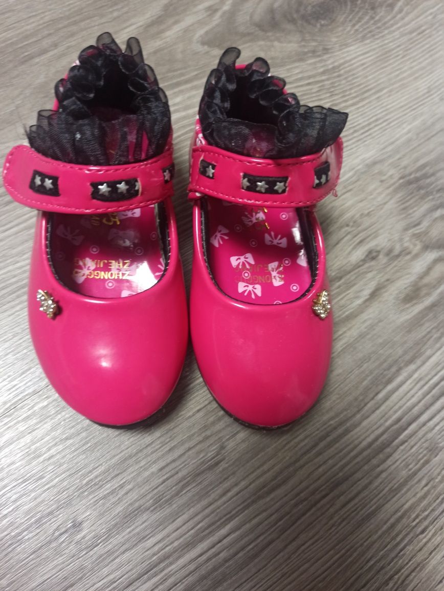 Рожеві дитячі туфлі
