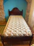 Cama de solteiro em excelente estado com colchão praticamente novo.