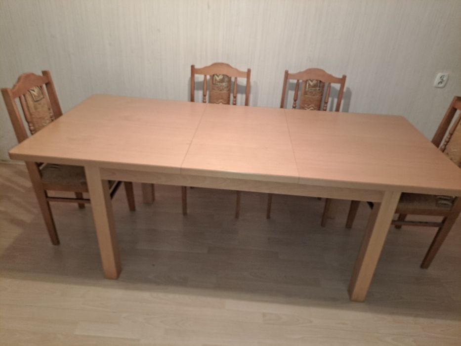 Solidny drewniany rozkładany stół i krzesła