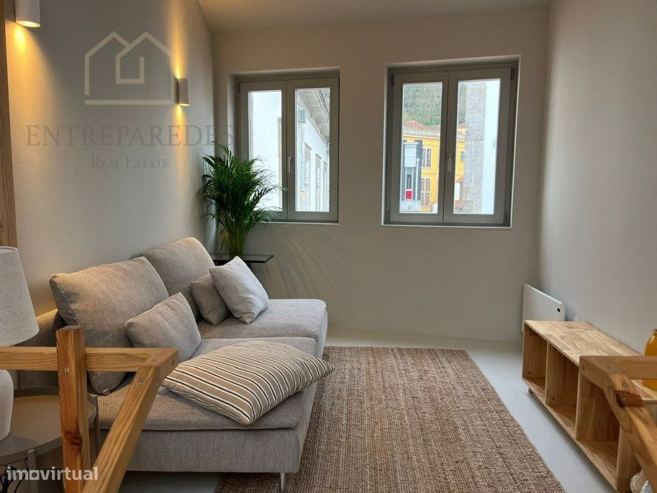 Moradia T2 no Largo do Adro, próxima ao Rio Douro, para comprar no ...