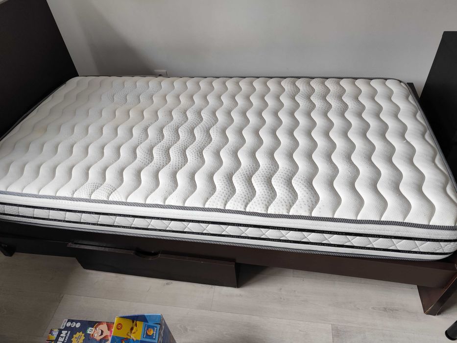 Colchão e estrado usados