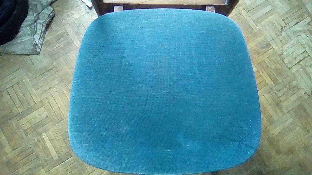 Oryginalne krzesło z PRL, rzadko spotykany styl.