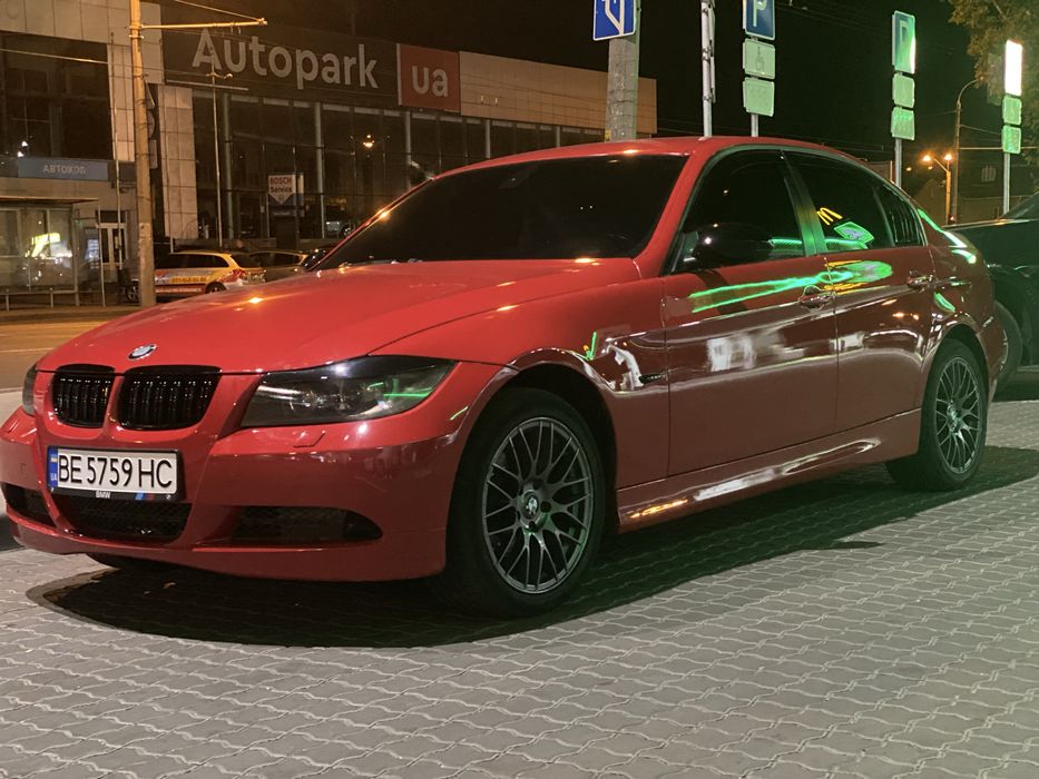 Яскраве авто BMW Е90