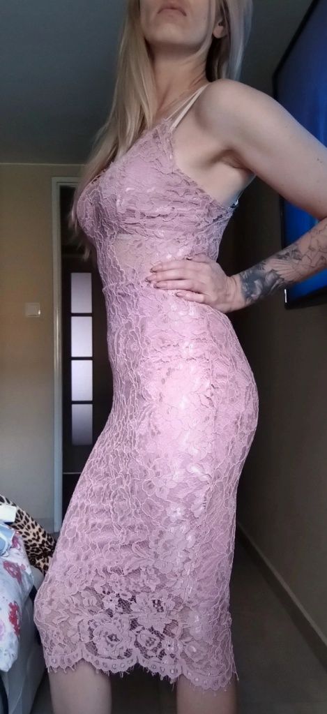 Jasnoróżowa seksowna elegancka sukienka koronkowa