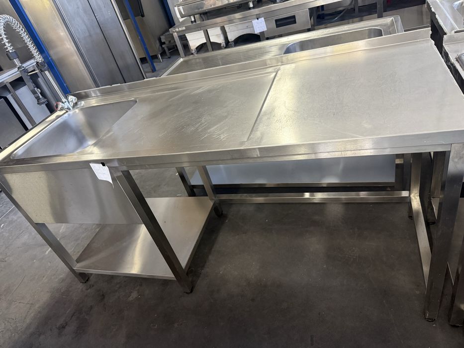 Bancada com pia lado esq. e sitio para maquina loiça e balde detritros