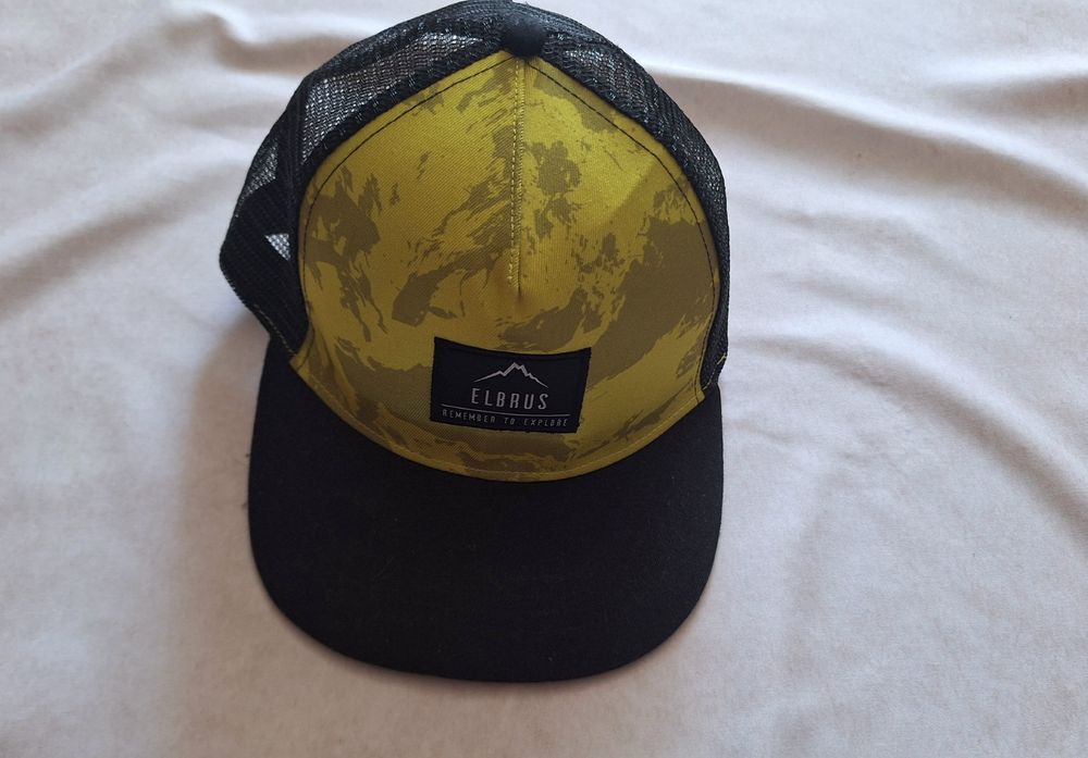 Czapka z daszkiem czarno żółta z siatka