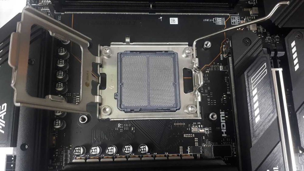 Материнська плата MSI MAG X670E TOMAHAWK WIFI