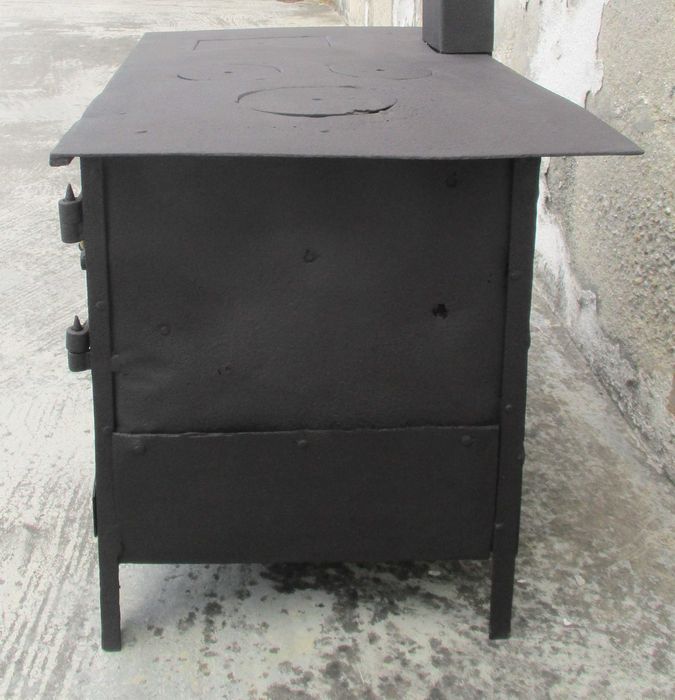 Antigo fogão pequeno em ferro