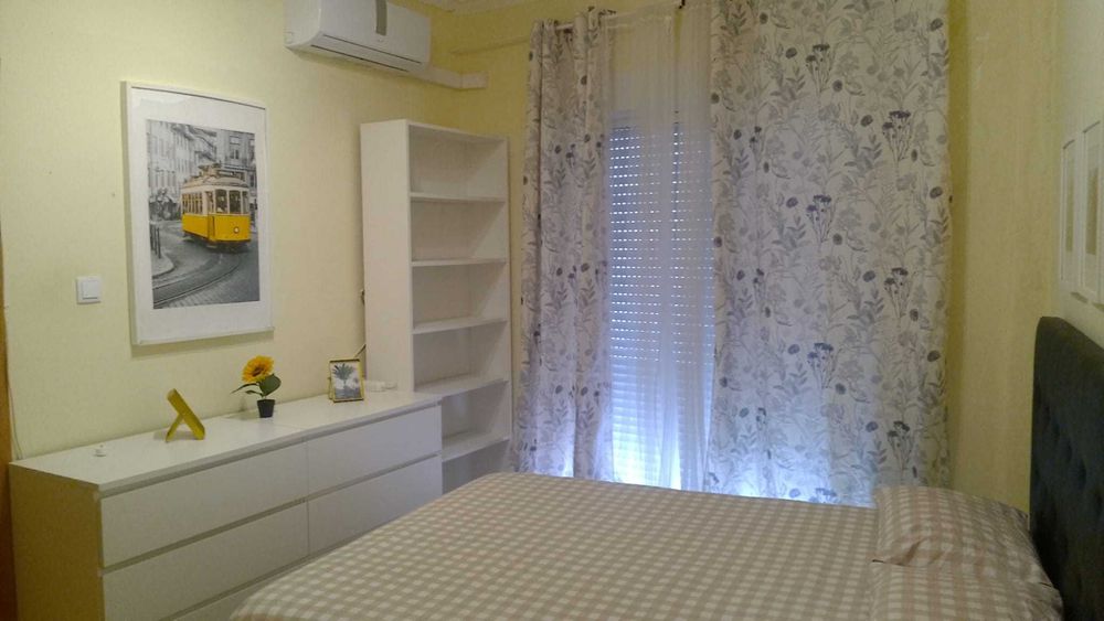 Quarto mobiliado com varanda e ar-condicionado na  Amora.