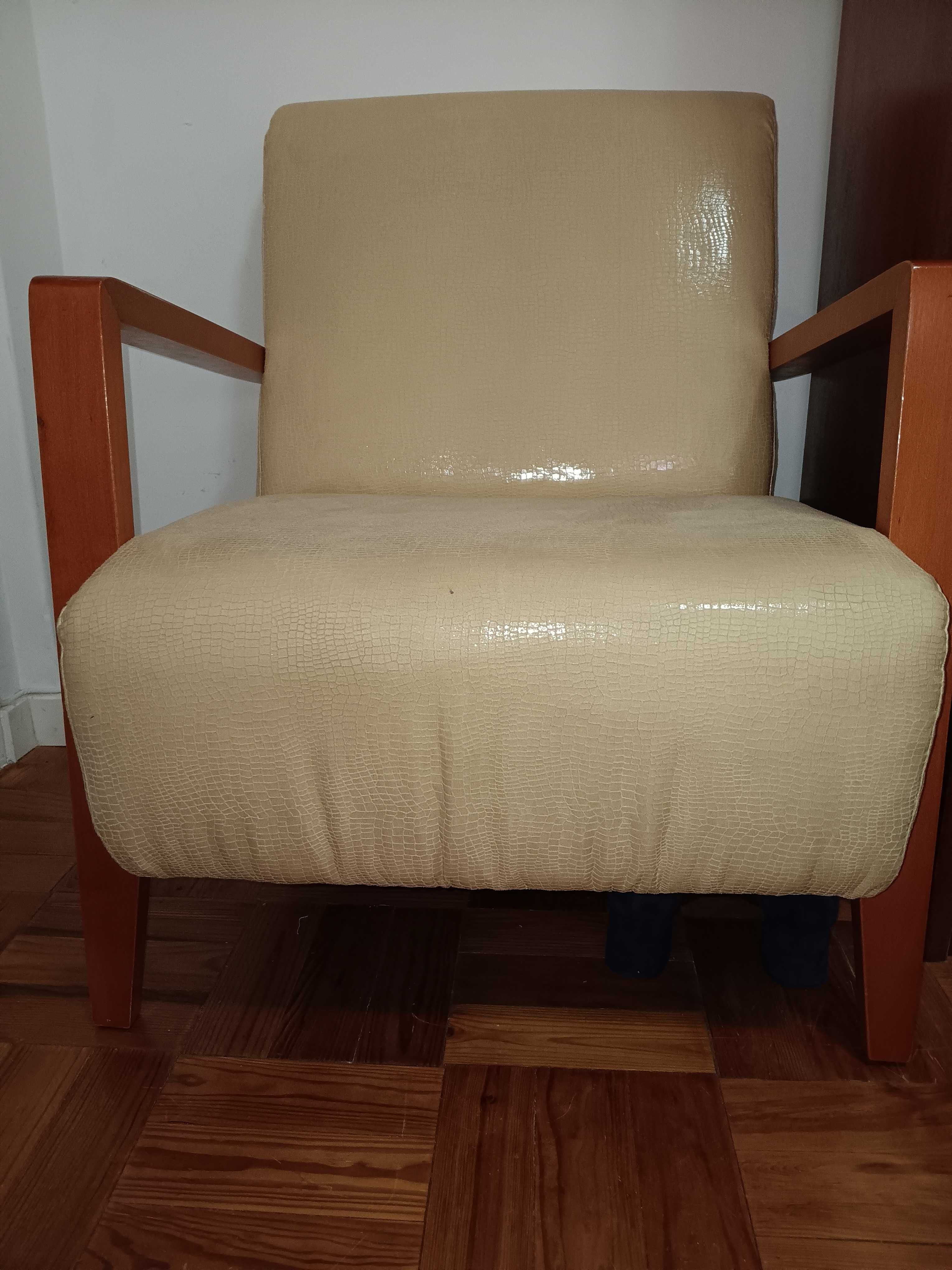 Cadeirão em napa bom estado