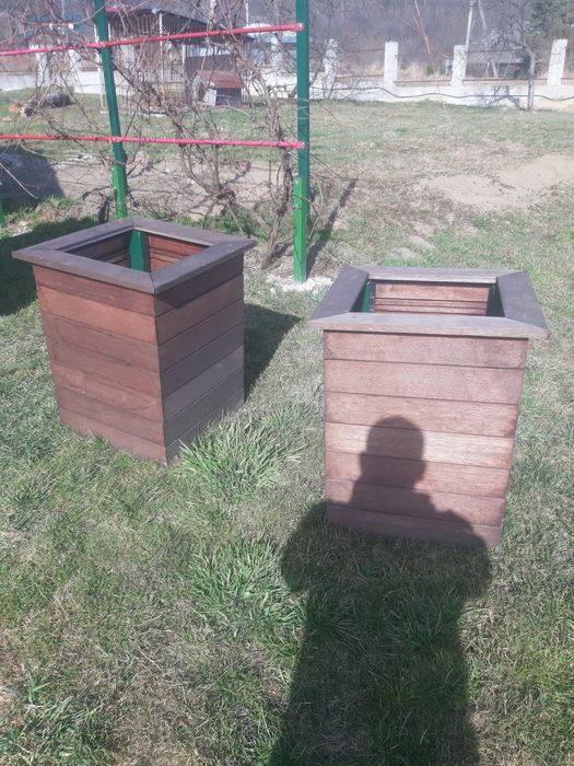 Клумби до квітів і зелених дерев