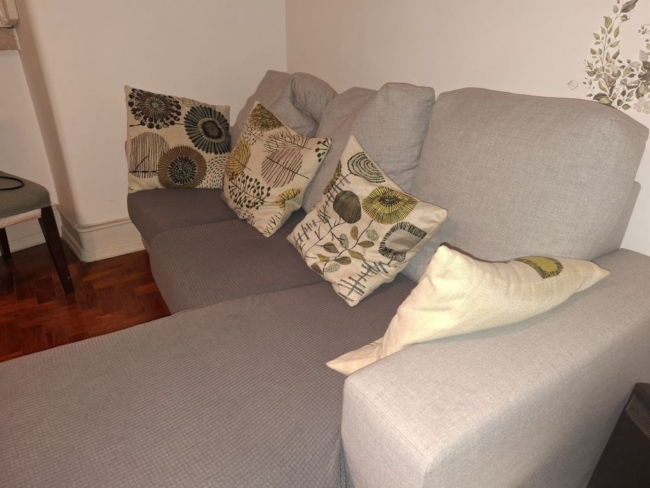 Sofá chaise lounge cinza claro com capas e almofadas incluídas