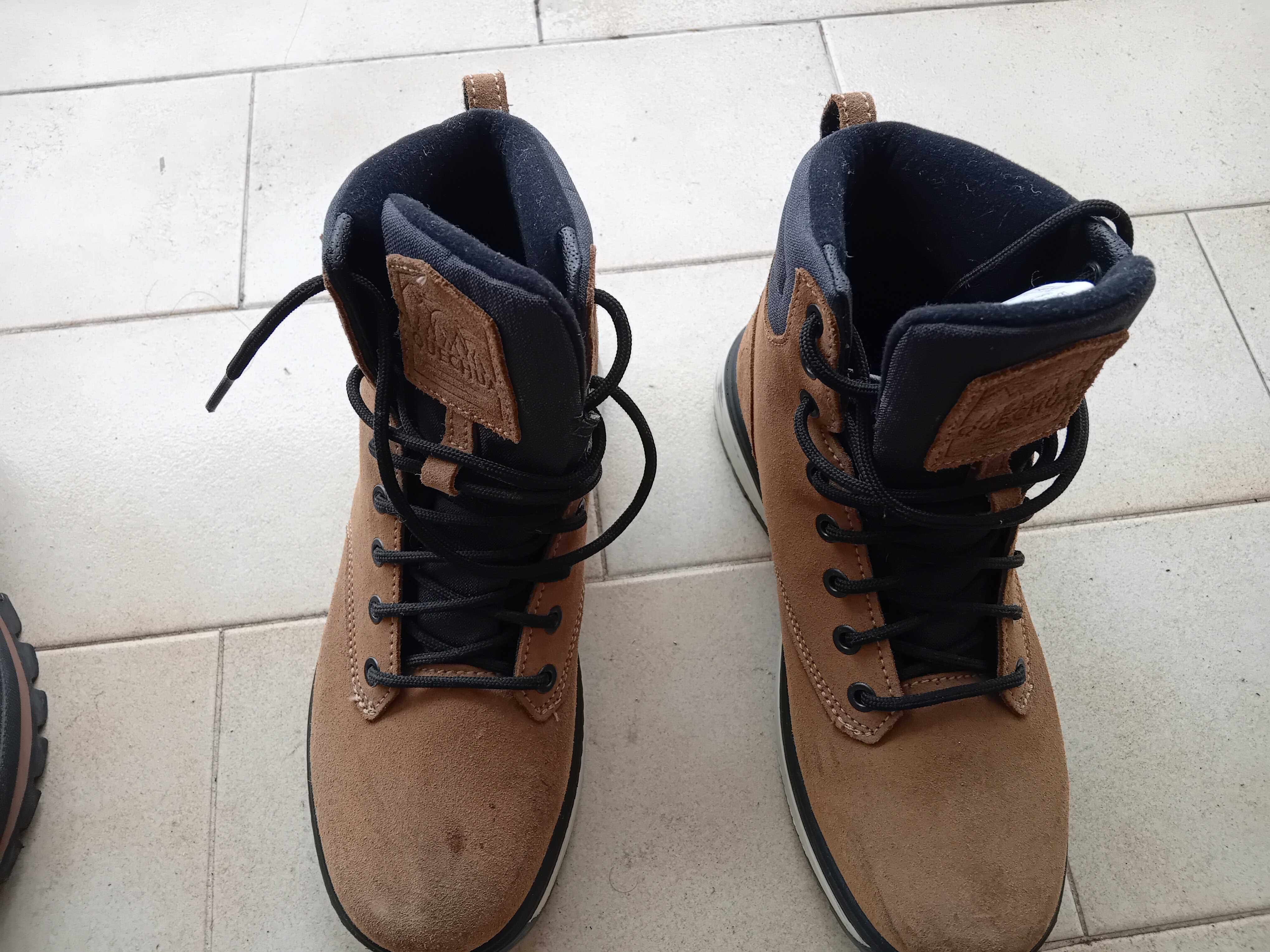 Dois pares de botas novas montanha
