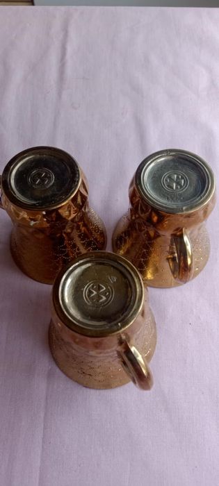 Ozdobne szklane filiżanki złocone