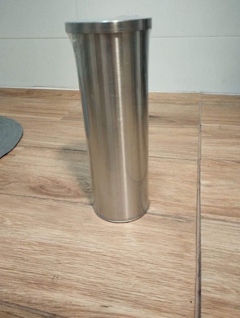 Sprzedam szczotkę do WC i koszyk na papier toaletowy.