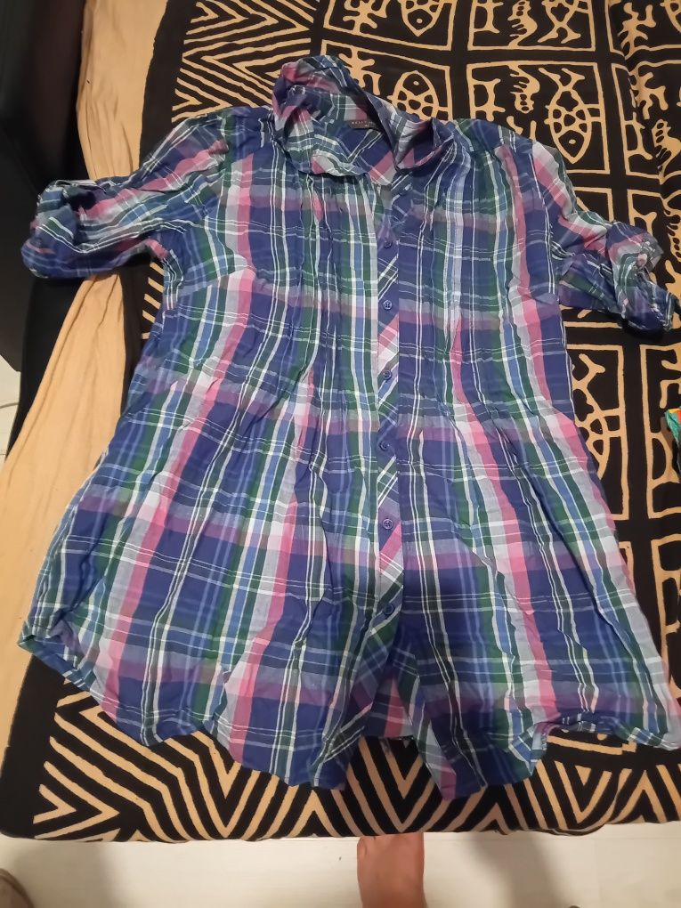 Camisa azul com cor de rosa