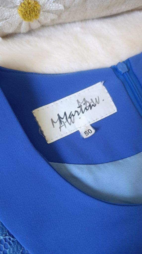 Piękna niebieska dopasowana sukienka damska koronkowa rozm 50