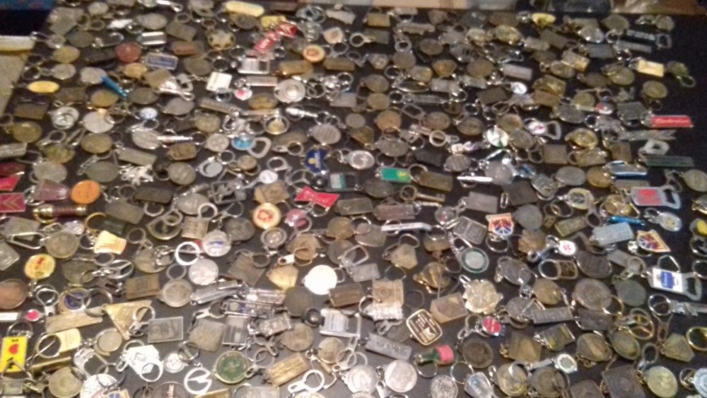 Vendo Colecções de 100 Porta-Chaves Sortidos para Colecçionadores .