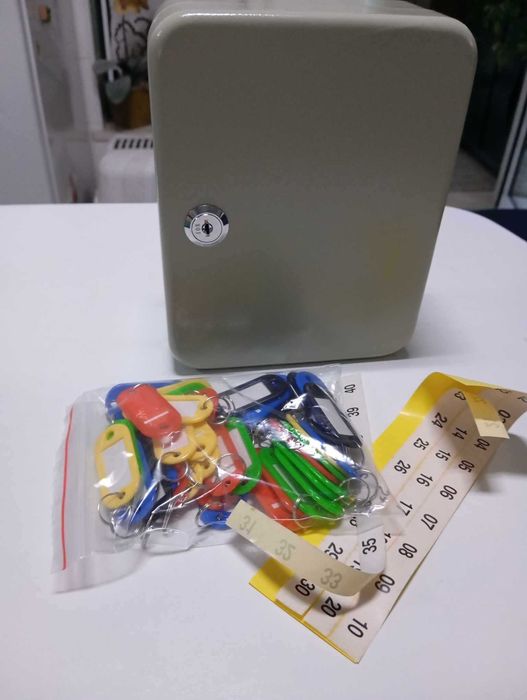 As suas chaves ficam em lugar seguro. CHAVEIRO METÁLICO PARA 40 CHAVES