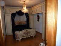 MOVEL DE QUARTO em angulo, lacado beige com ligeiros tons sombreados