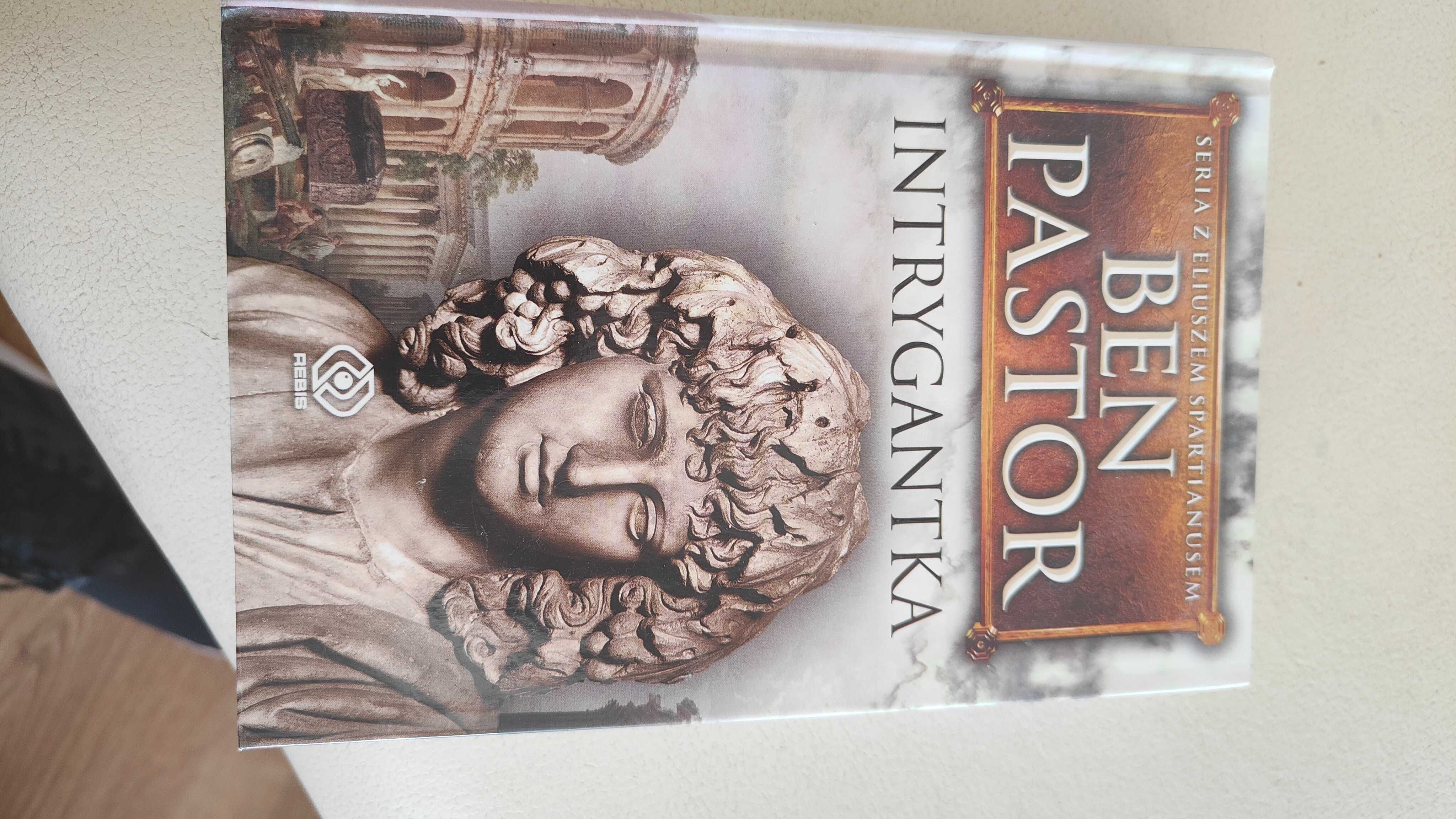 Intrygantka, Ben Pastor