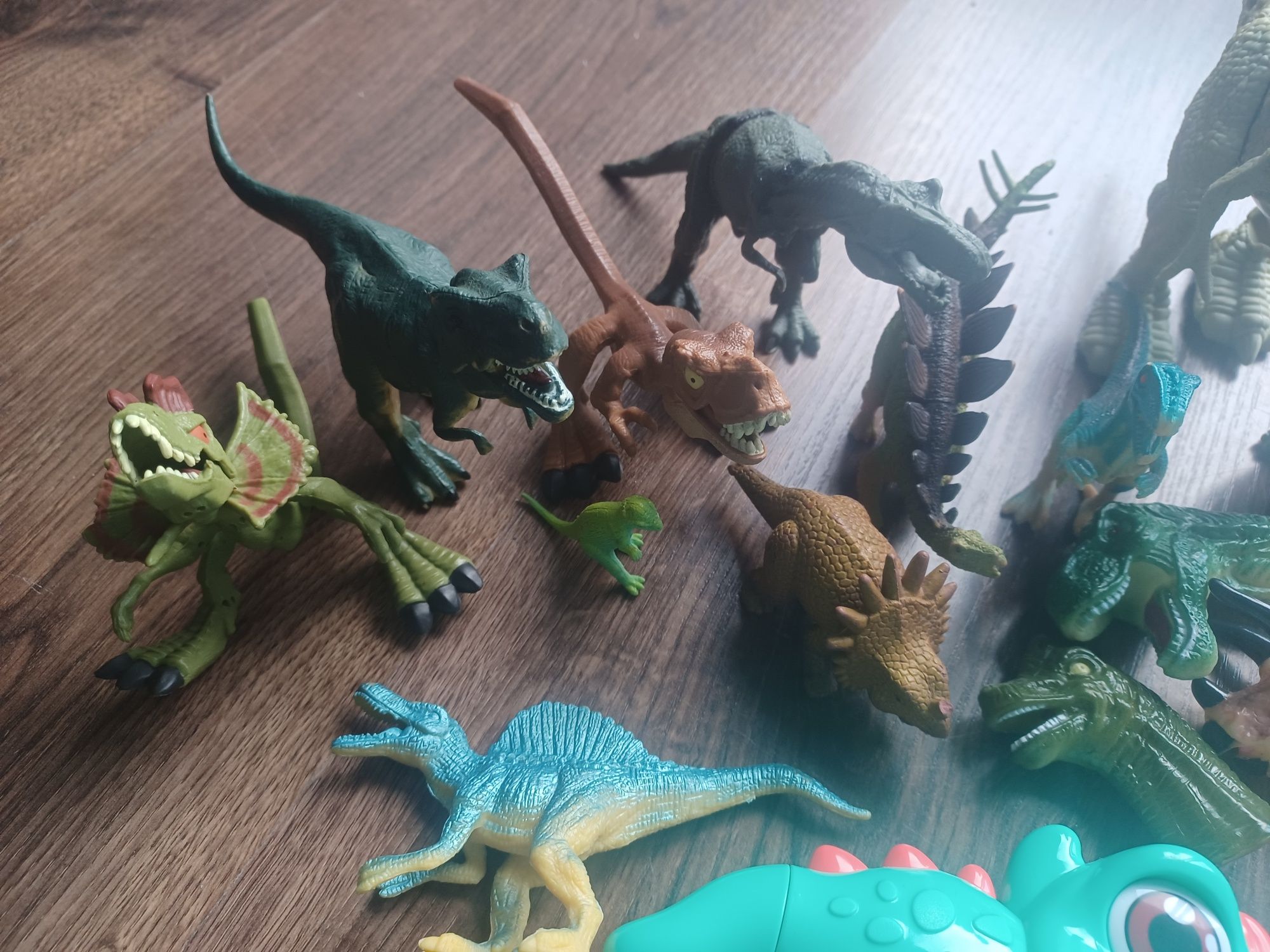 Zestaw 16 szt dinozaurow