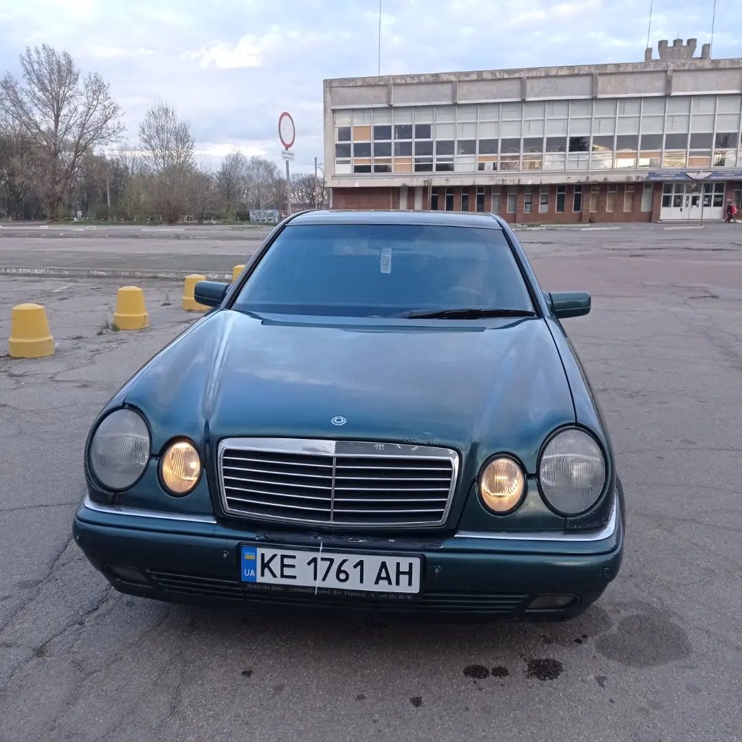 Mercedes-Benz E200 (Автомат)