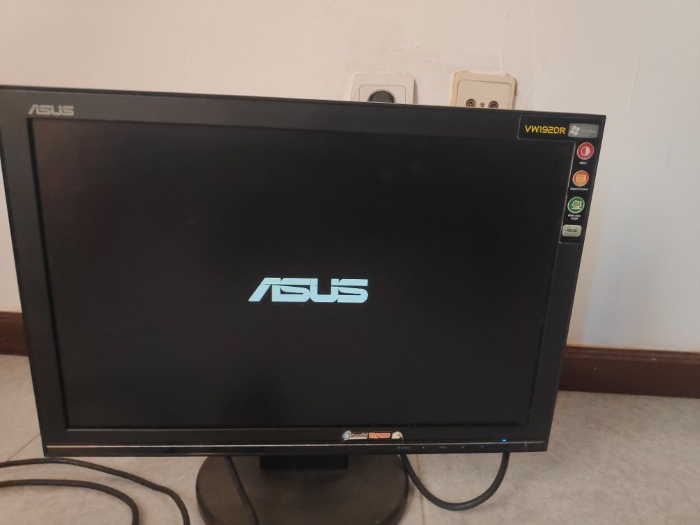 Monitor ASUS  5 estrelas+ cabo