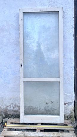 Okna i drzwi drewniane bez ram