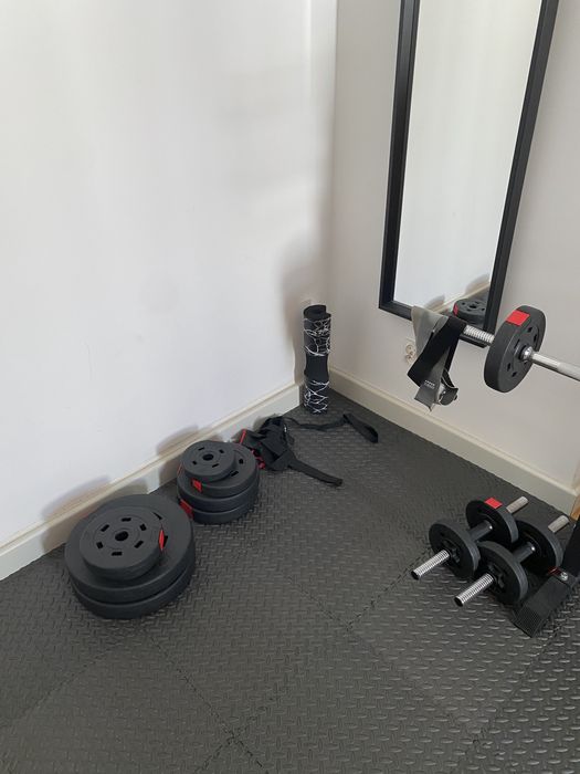 Idealny zestaw do treningu w domu — ławka, sztanga, obciążenia