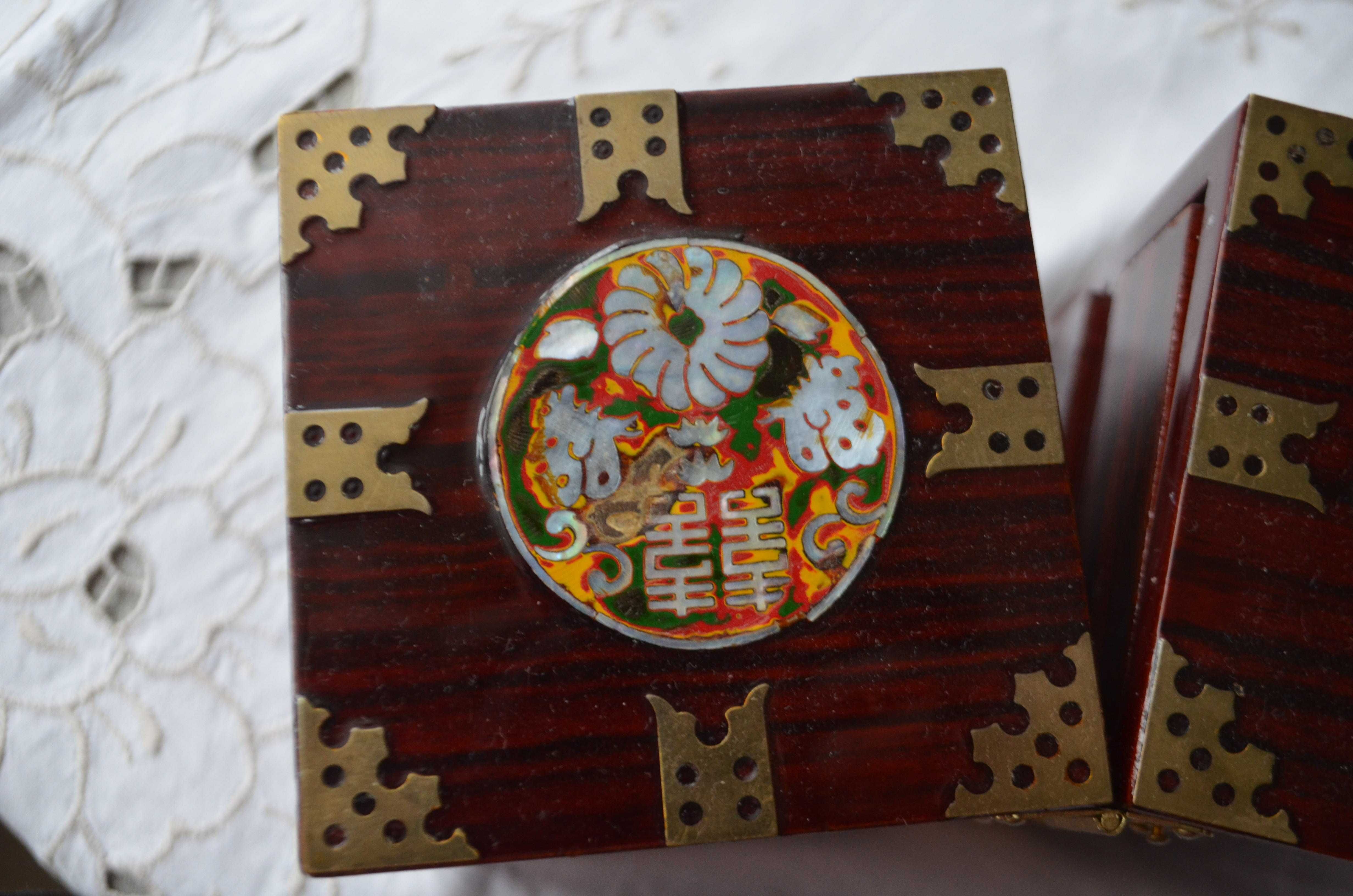 kaseta na biżuterię inkrustowana drewno okucia