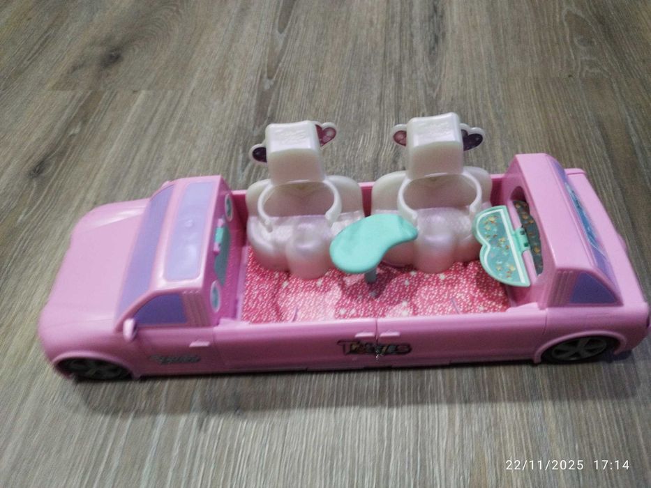 Boneca Trotties Emma com Limousine Famosa 44cm