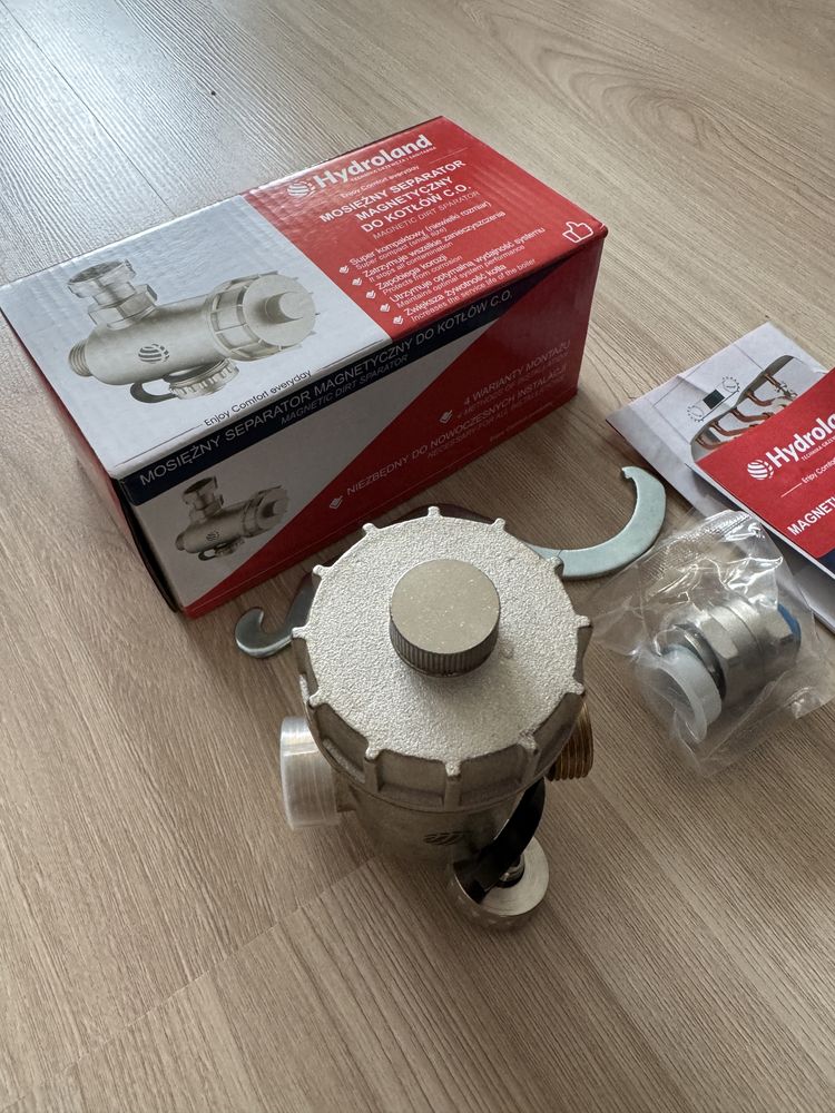 Mosiezny separator magnetyczny Hydroland do kotłów CO 3/4" stały.