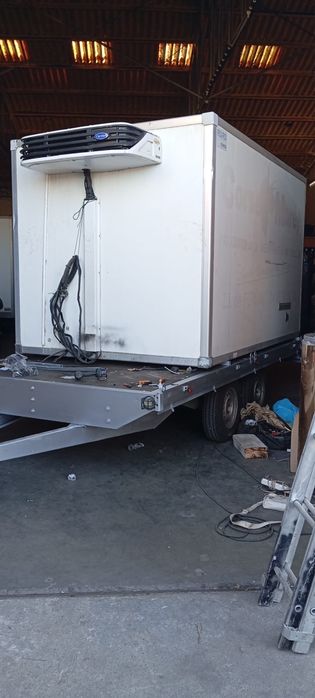 Contentor Frigorífico e congelador com reboque