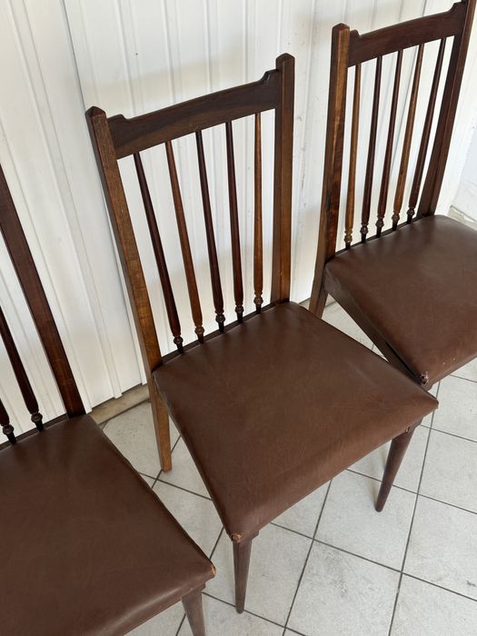 Conjunto de 4 cadeiras em madeira mogno com assento em couro castanho