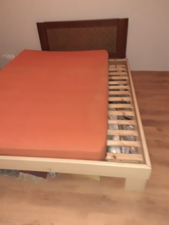 Łóżko 140 cm na 200 cm z materacem na sprężynach